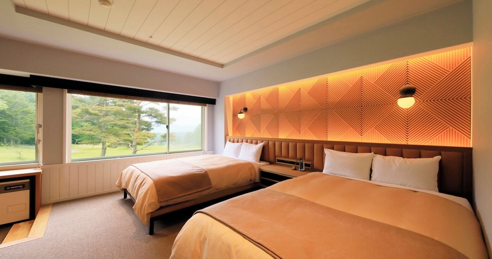 スタンダード スイート ベッド (複数台) 客室3 | ヴィラ・ザ・クラブ軽井沢