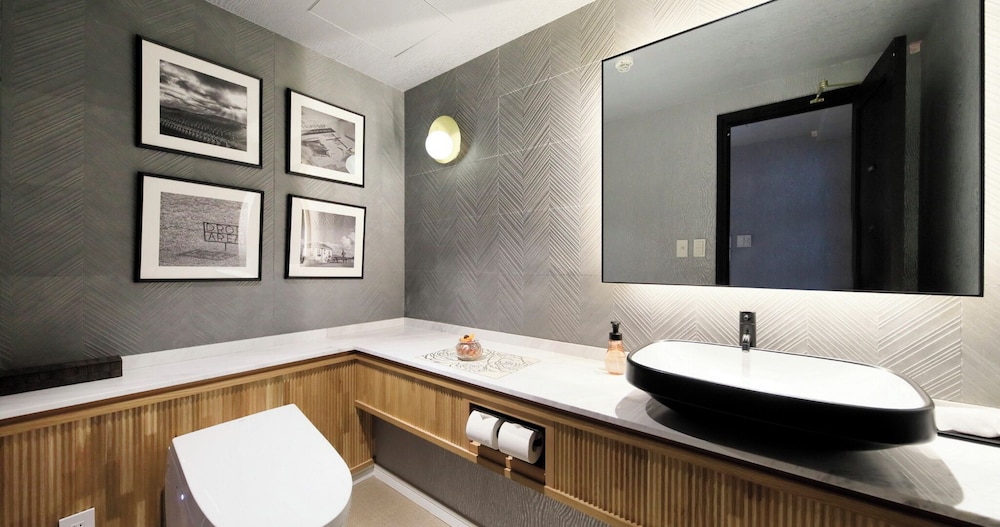 スタンダード スイート ベッド (複数台) 客室2 | ヴィラ・ザ・クラブ軽井沢