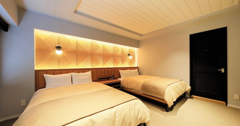 スタンダード スイート ベッド (複数台) 客室6 | ヴィラ・ザ・クラブ軽井沢