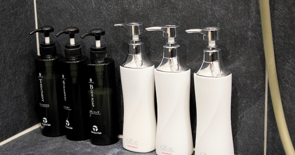 スタンダード スイート ベッド (複数台) バスルーム1 | ヴィラ・ザ・クラブ軽井沢