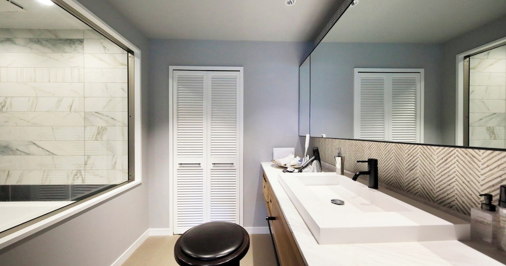 スタンダード スイート ベッド (複数台) バスルーム3 | ヴィラ・ザ・クラブ軽井沢