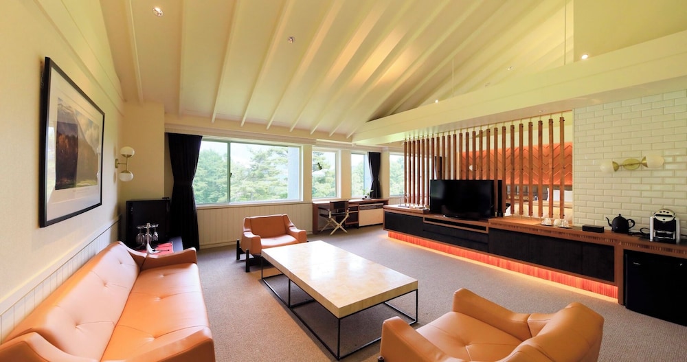 プレミアム スイート ベッド (複数台) リビング エリア1 | ヴィラ・ザ・クラブ軽井沢