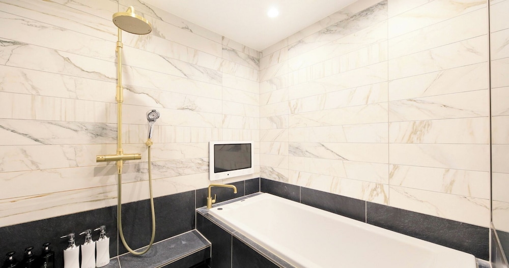 スタンダード スイート ベッド (複数台) バスルーム2 | ヴィラ・ザ・クラブ軽井沢