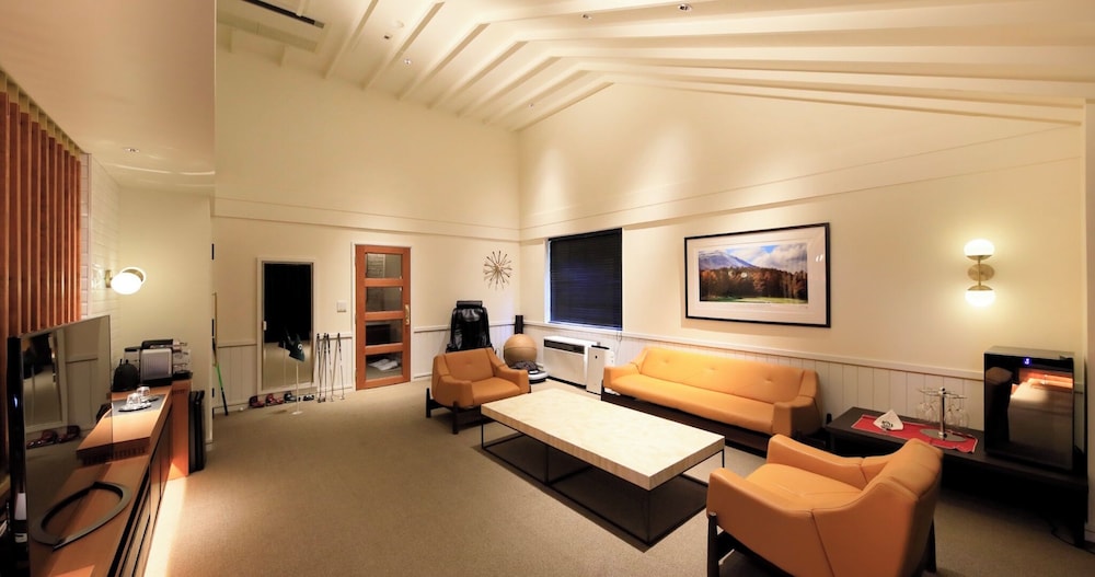 プレミアム スイート ベッド (複数台) リビング エリア2 | ヴィラ・ザ・クラブ軽井沢