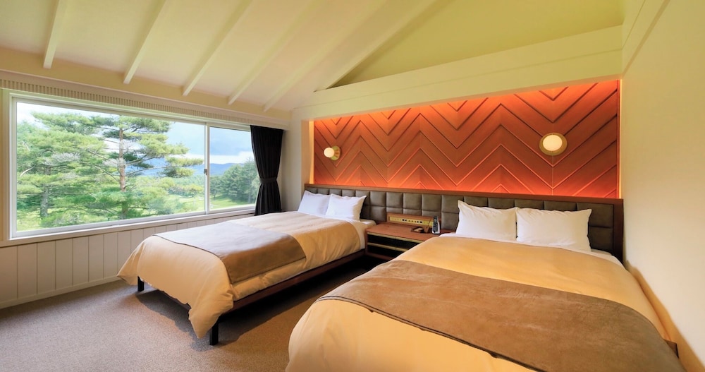 プレミアム スイート ベッド (複数台) 客室2 | ヴィラ・ザ・クラブ軽井沢