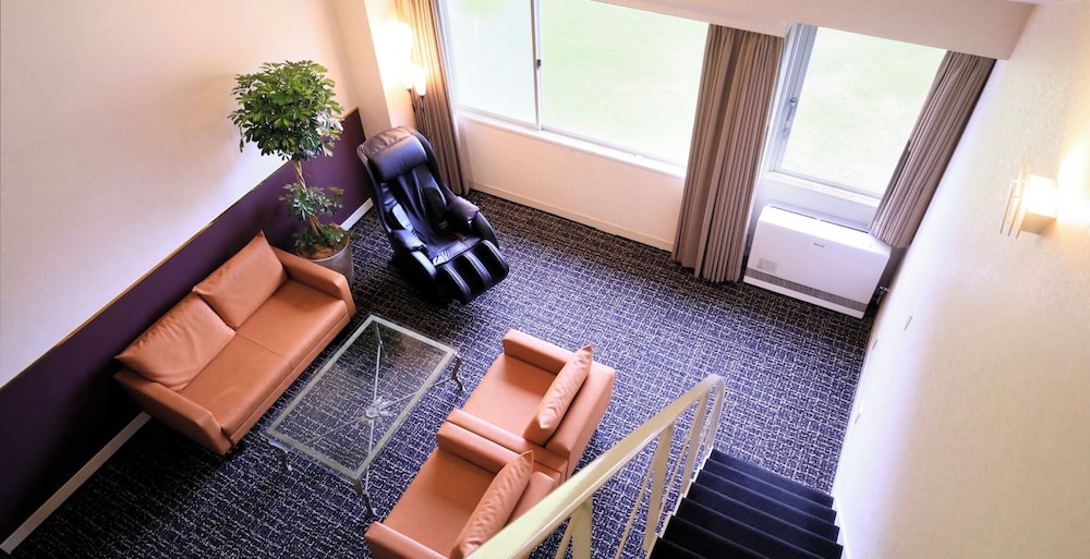 スーペリア ツインルーム シングルベッド 2 台 リビング エリア1 | ヴィラ・ザ・クラブ軽井沢