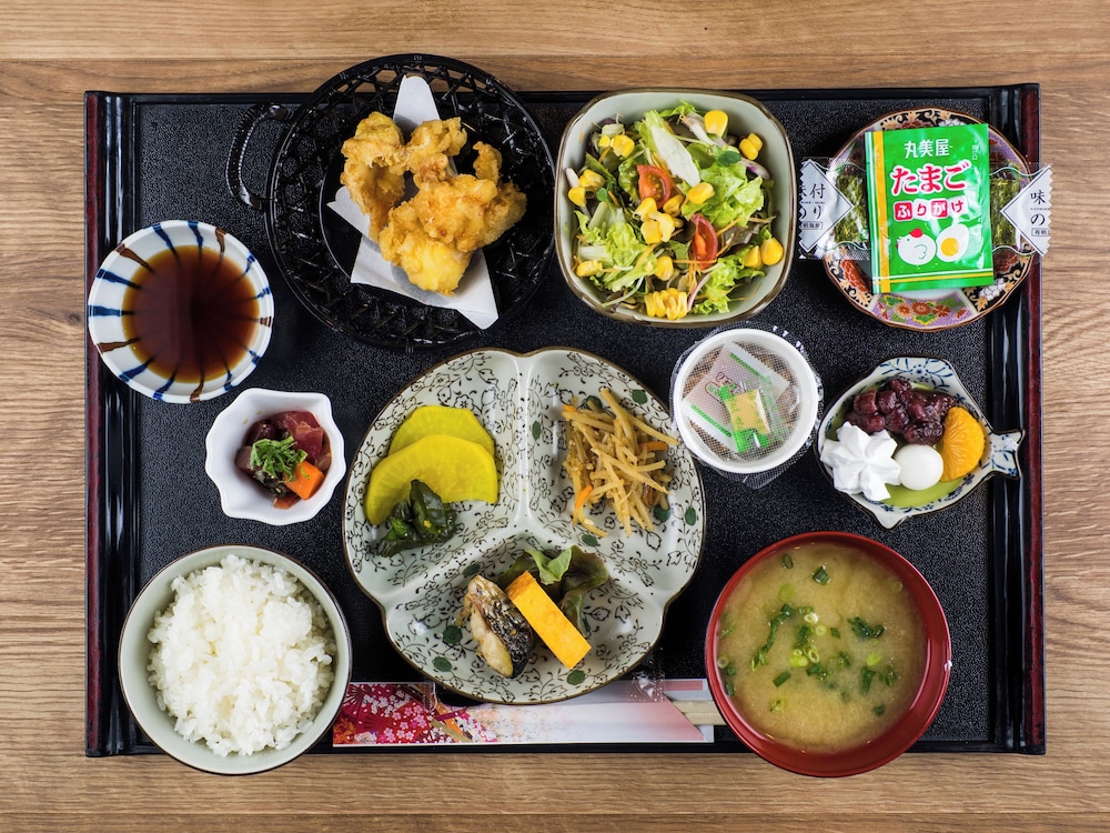 デラックス ツインルーム 新館TR20 ※ベジタリアンの食事変更はできません 客室6 | 和モダンな温泉旅館 湯布院らんぷの宿