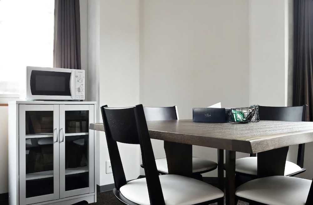 ツインルーム 客室内のダイニングエリア0 | ザ ワンダー アット ステイ - 天下茶屋 -