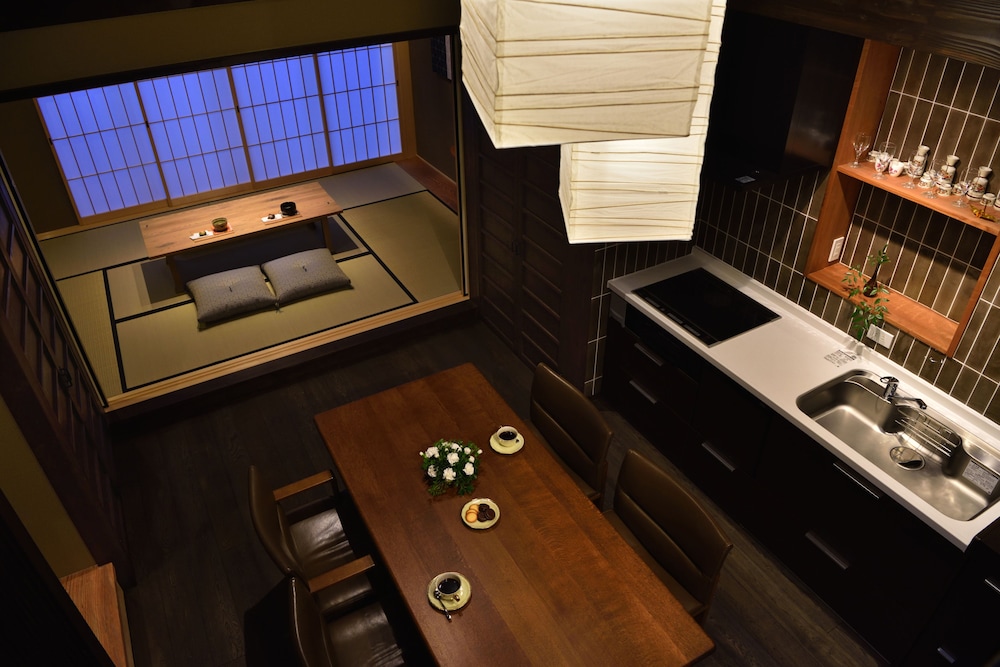 エグゼクティブ ハウス 2 ベッドルーム 禁煙 ガーデンビュー (for 8 Adults) 客室内のダイニングエリア2 | 金閣寺町家 美雲