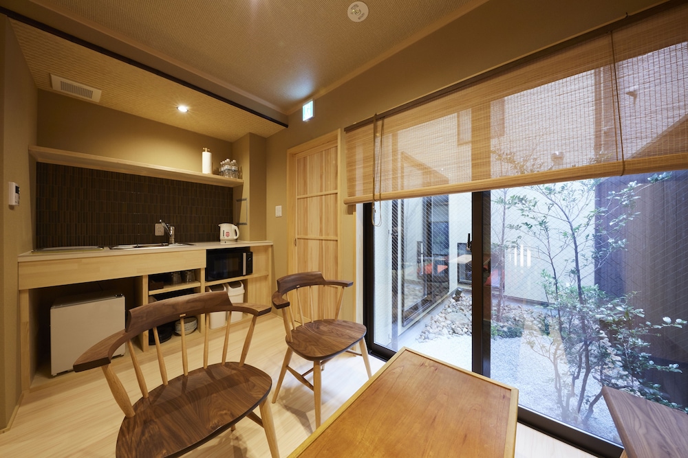町屋 客室内のダイニングエリア0 | 鈴　宮川町　椿