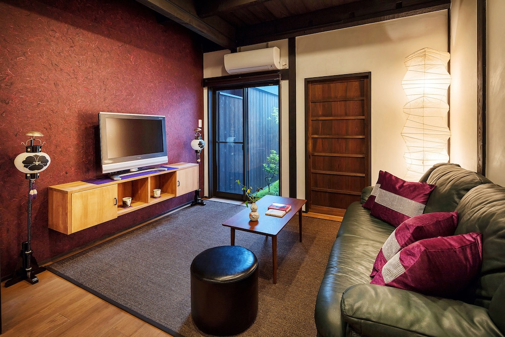 デラックス スイート リビング エリア1 | 二条式部庵