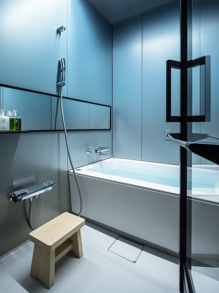 Standard Queen バスルーム1 | RAKURO 京都 by THE SHARE HOTELS