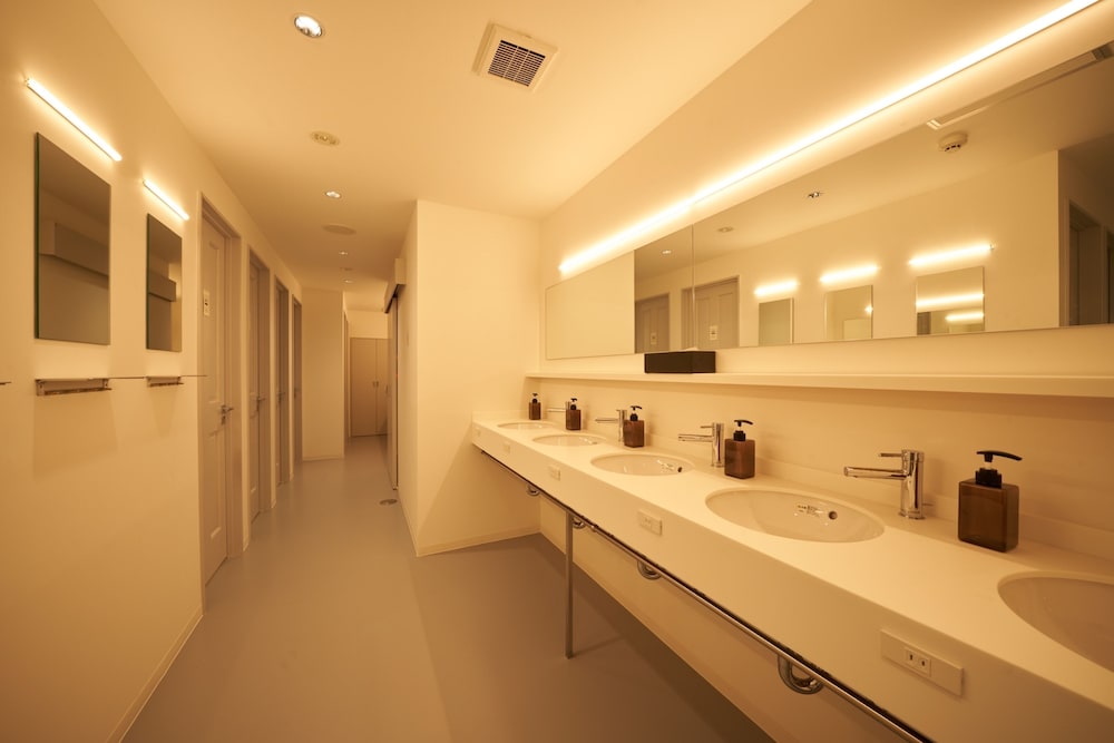 コンフォートシングル 共同ドミトリー 男女共用ドミトリー 2名利用 バスルーム0 | BOOK AND BED TOKYO 新宿