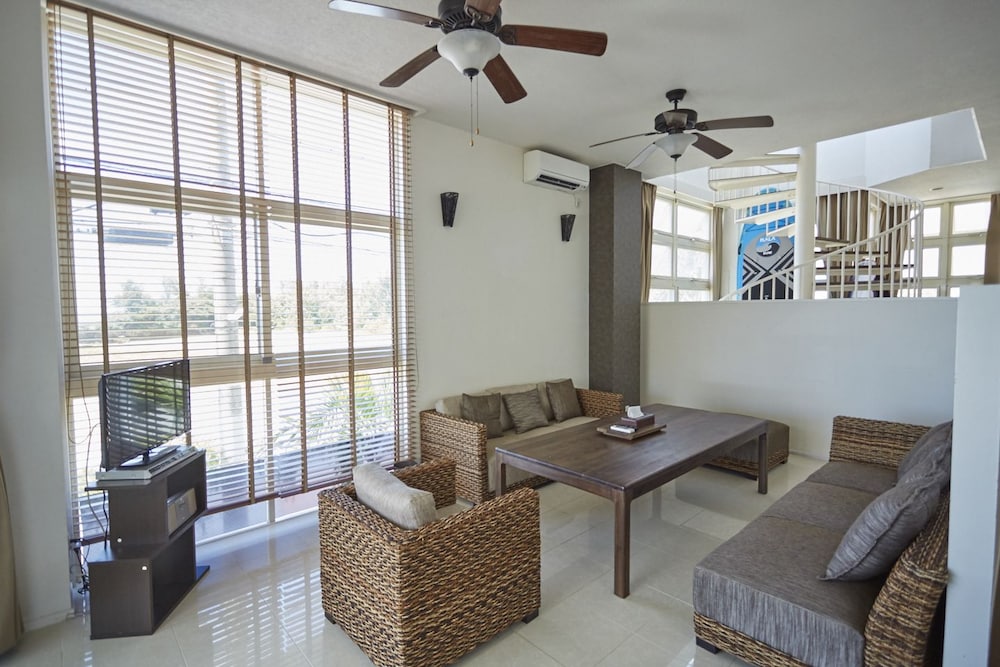 Made Ocean Front (Private Vacation Home) リビングルーム1 | T&T VACATION RENTALS