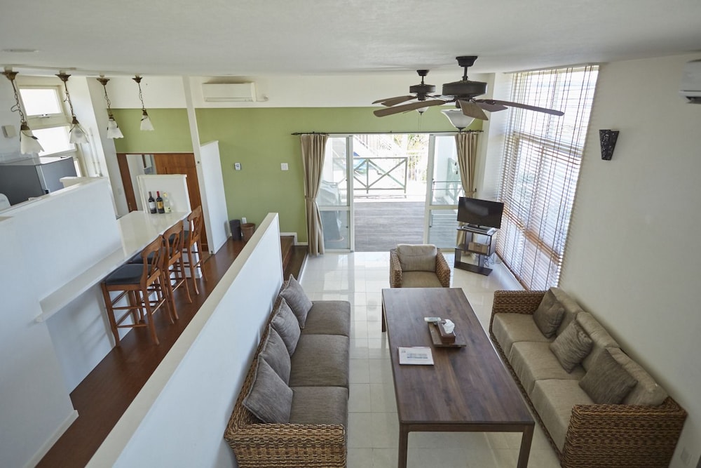 Made Ocean Front (Private Vacation Home) リビング エリア0 | T&T VACATION RENTALS