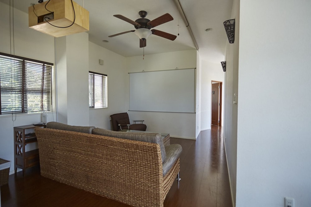 Made Ocean Front (Private Vacation Home) リビングルーム0 | T&T VACATION RENTALS