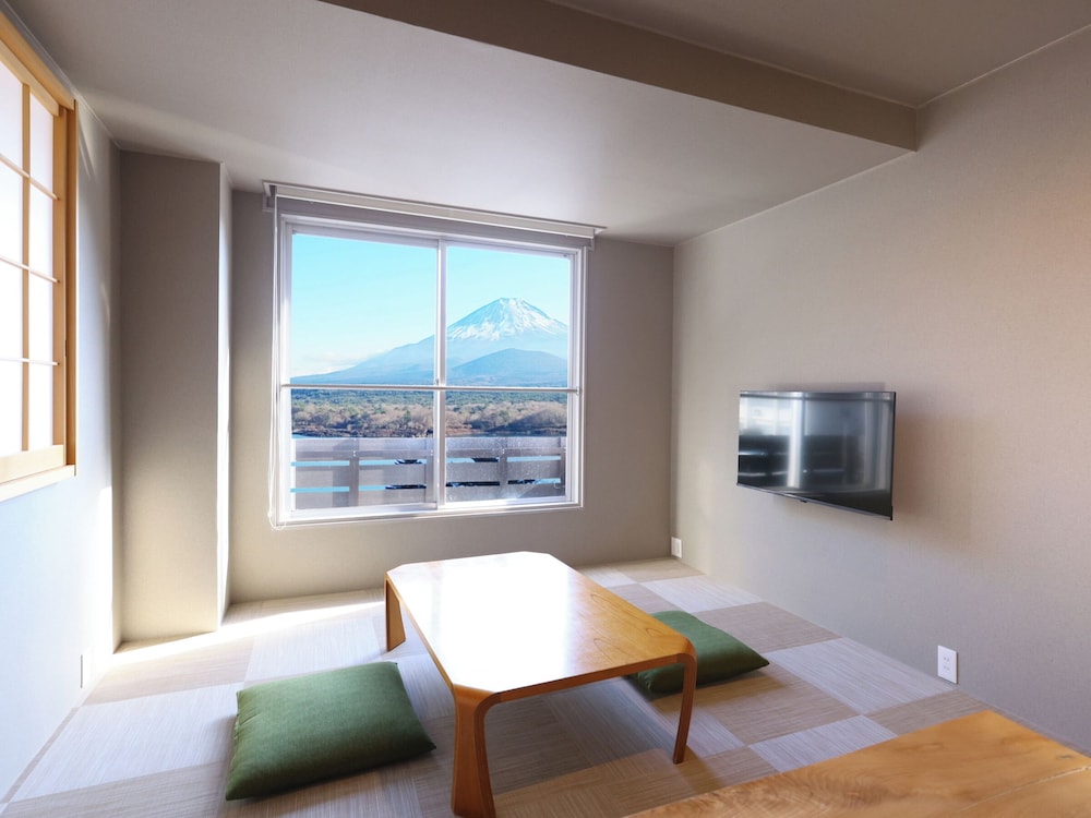 富士山と精進湖を一望!和洋室 16平米/バストイレ付 禁煙 客室3 | 富士山眺望の宿 精進マウントホテル