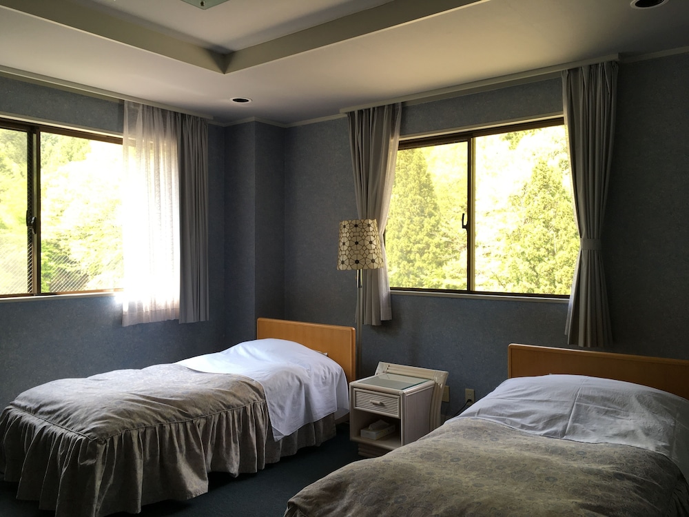 富士山と精進湖を一望! 特別和洋室(A)35平米/バストイレ付 禁煙 客室1 | 富士山眺望の宿 精進マウントホテル