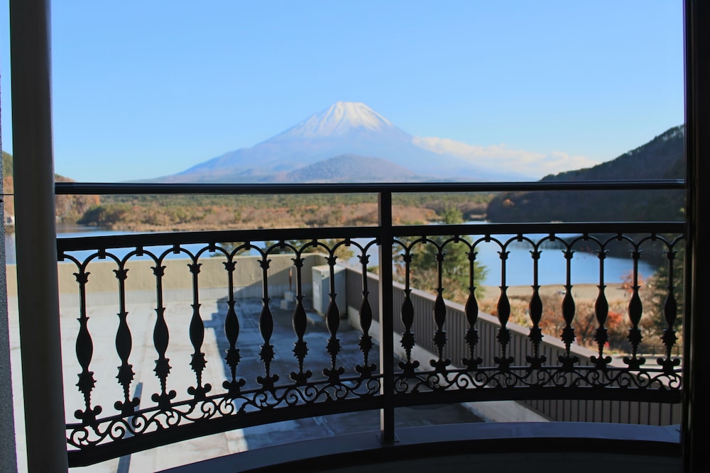 富士山と精進湖を一望! 特別和洋室(B)16平米/バストイレ付 禁煙 バルコニーからの眺望0 | 富士山眺望の宿 精進マウントホテル