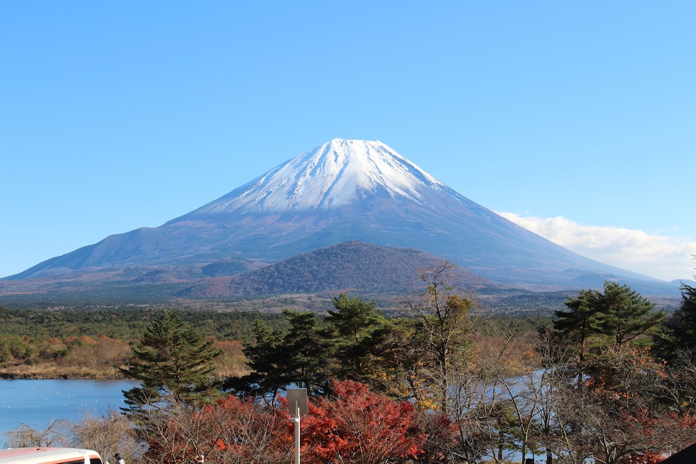 富士山と精進湖を一望! 和室(B)11平米/ユニットバス付 禁煙 | 富士山眺望の宿 精進マウントホテル