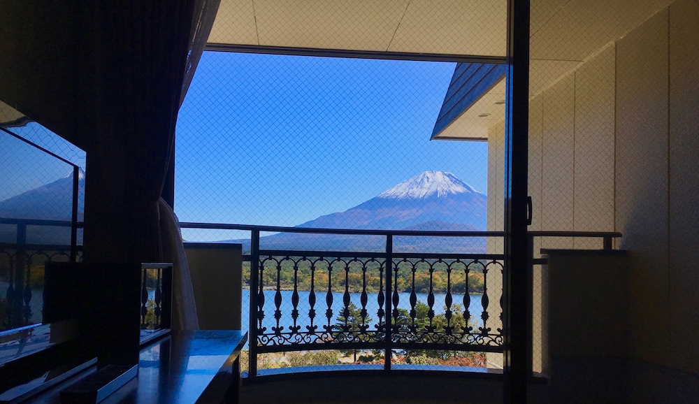 富士山と精進湖を一望! 洋室ツイン 16平米/バストイレ付 禁煙 客室2 | 富士山眺望の宿 精進マウントホテル