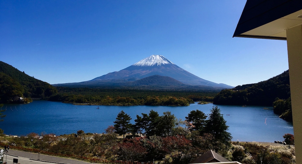 富士山と精進湖を一望! 特別和洋室(B)16平米/バストイレ付 禁煙 マウンテン ビュー1 | 富士山眺望の宿 精進マウントホテル