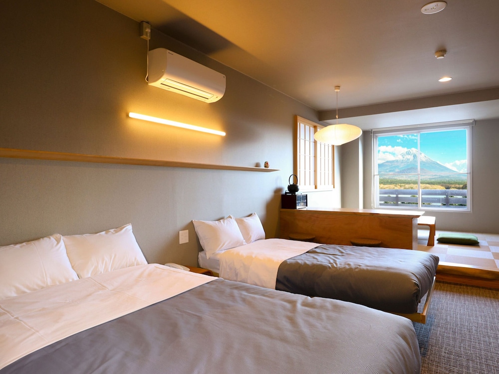 富士山と精進湖を一望！和洋室 16平米/バストイレ付 禁煙 | 富士山眺望の宿 精進マウントホテル