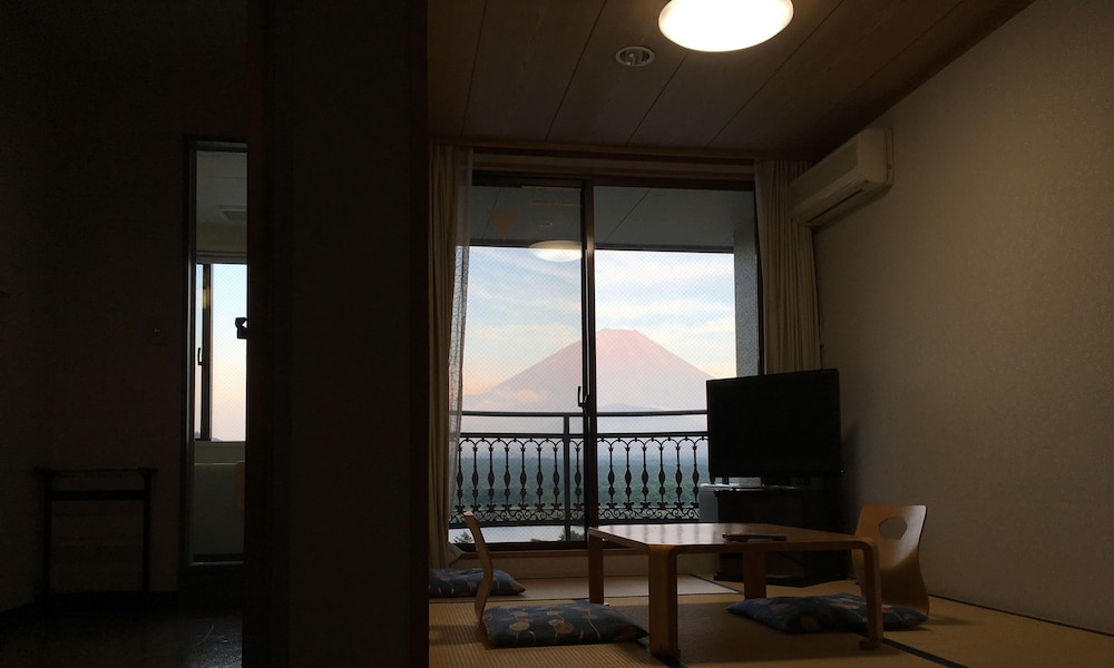 富士山と精進湖を一望! 特別和洋室(B)16平米/バストイレ付 禁煙 マウンテン ビュー0 | 富士山眺望の宿 精進マウントホテル