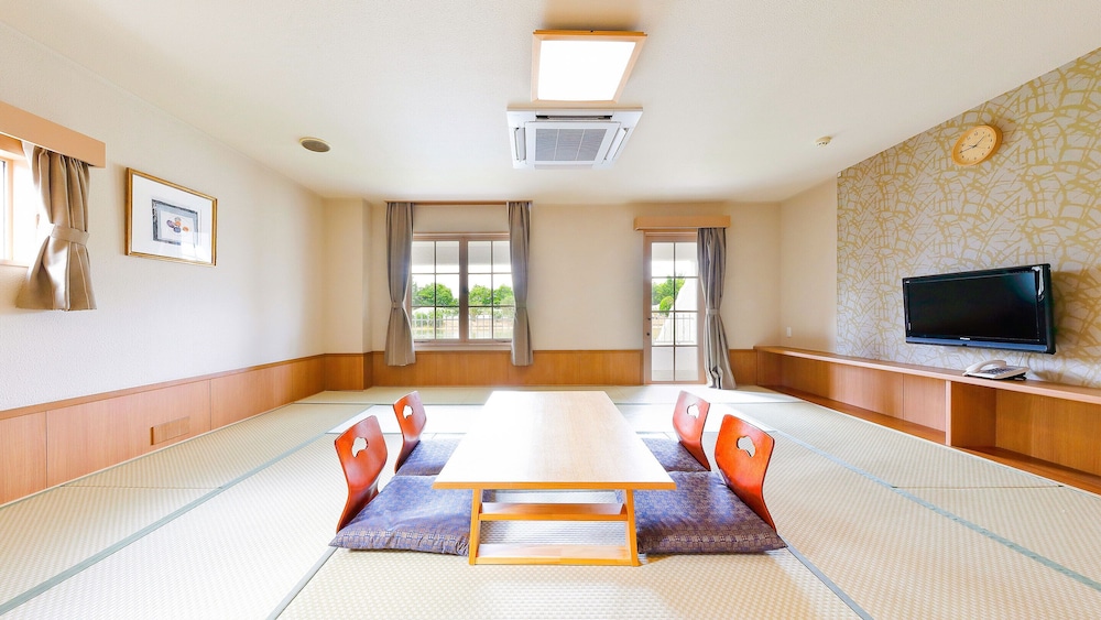 [禁煙] スーペリアレイクサイドコテージ和室5名シャワーのみ | 大江戸温泉物語 ホテルレオマの森