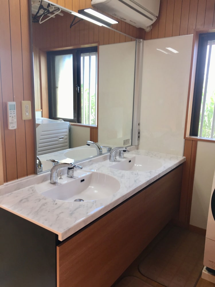 トリプルルーム シングルベッド 3 台 禁煙 (2-3名様用) バスルーム2 | はりはりはうす