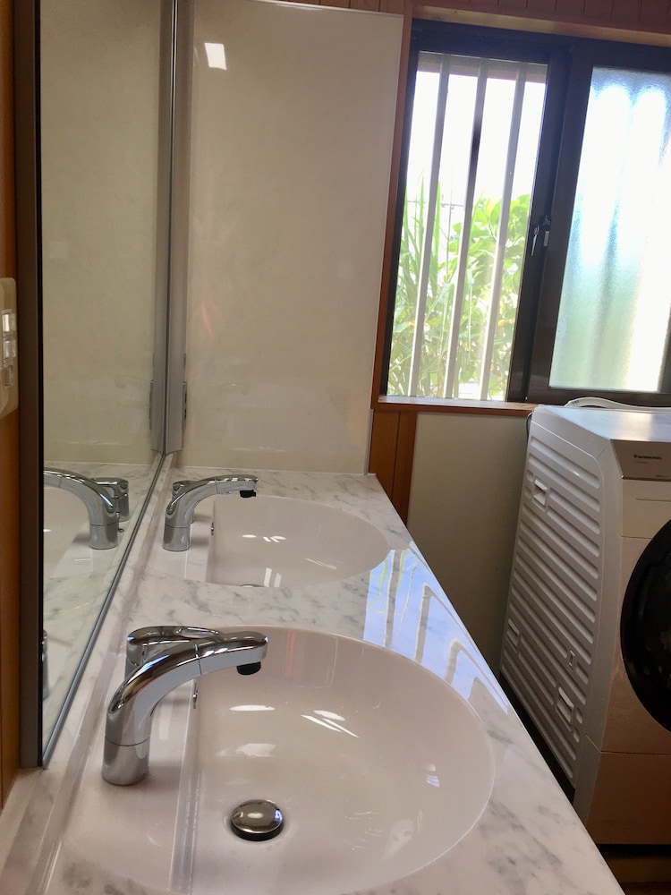 トリプルルーム シングルベッド 3 台 禁煙 (2-3名様用) バスルーム3 | はりはりはうす