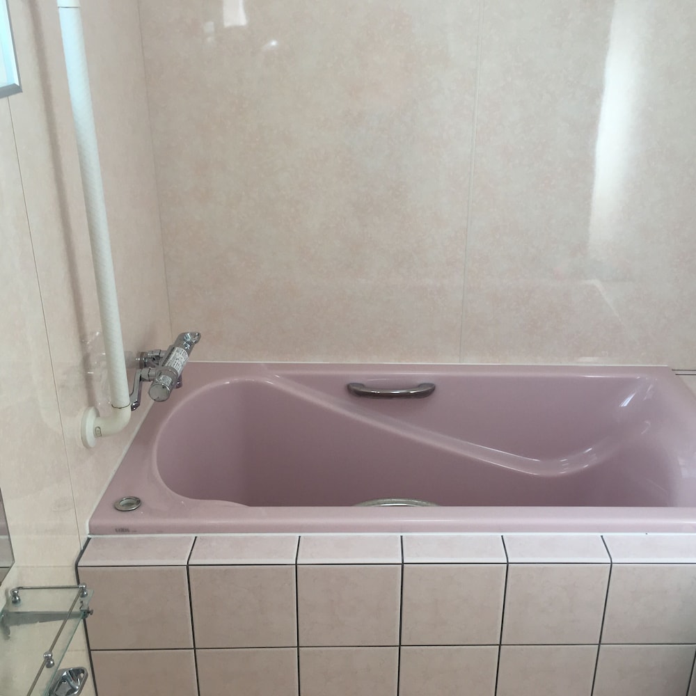 トリプルルーム シングルベッド 3 台 禁煙 (2-3名様用) バスルーム1 | はりはりはうす