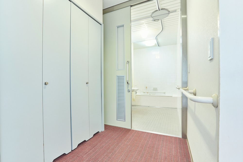 バリアフリー対応客室(バス付) 禁煙 客室1 | 亀の井ホテル 福井