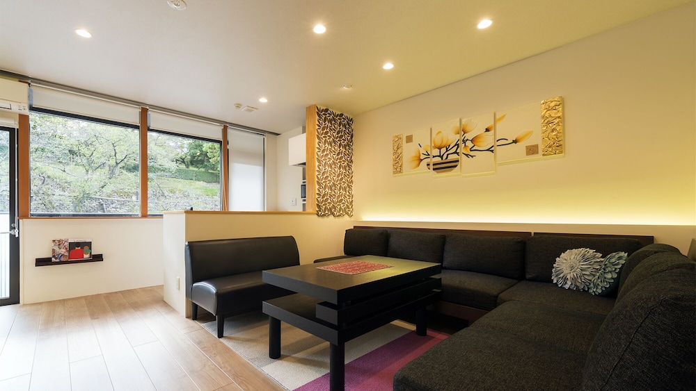 一棟貸し リビング エリア1 | ハウスホテル兼六坂