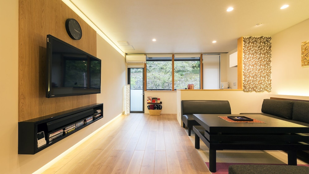 一棟貸し リビング エリア0 | ハウスホテル兼六坂