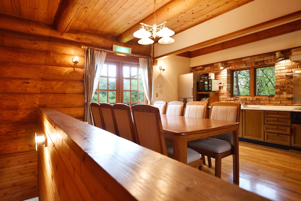 大型ログハウス 客室内のダイニングエリア0 | ウルベビレッジ