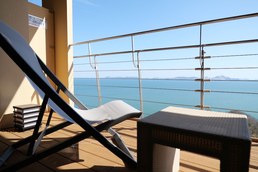 [オーシャンビュー] 最上階スーペリアツイン（ウッドデッキ・シャワーブース付）禁煙 客室1 | 亀の井ホテル 赤穂