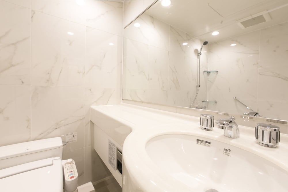 新本館 ツインルーム 禁煙 バスルームのシャワー0 | ホテル精養軒