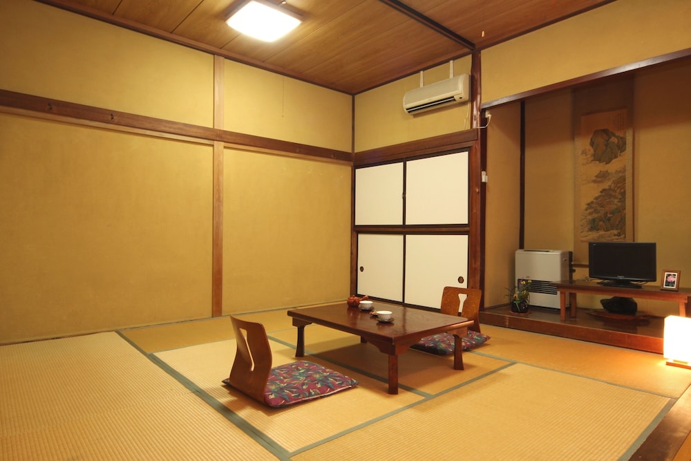 和室8畳 (トイレ付き) 客室1 | 越後屋 旅館