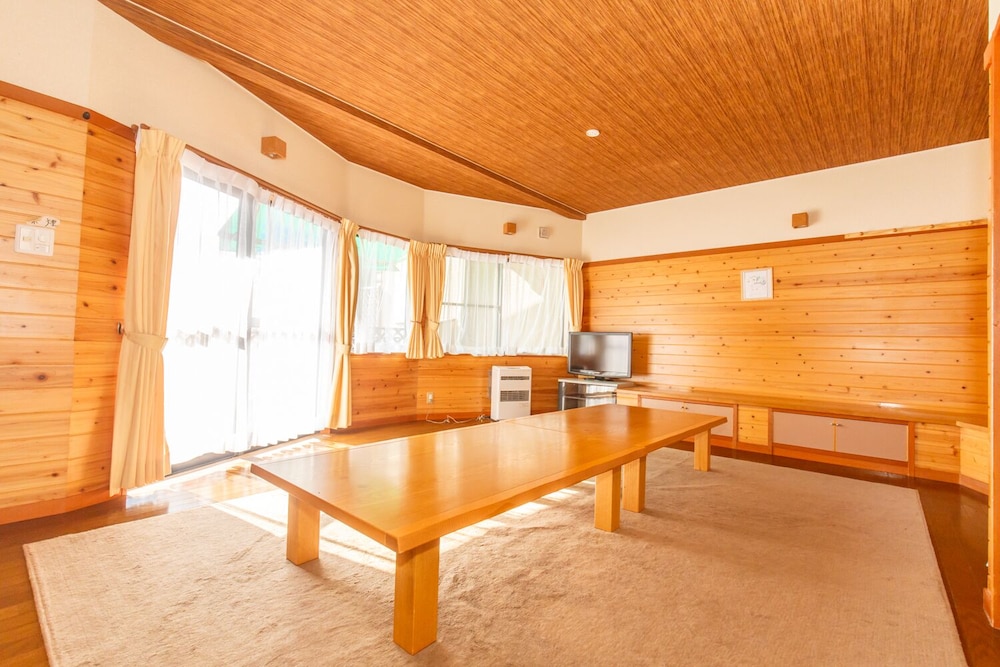 コテージ C リビングルーム0 | 夢見る河口湖コテージ戸沢センター
