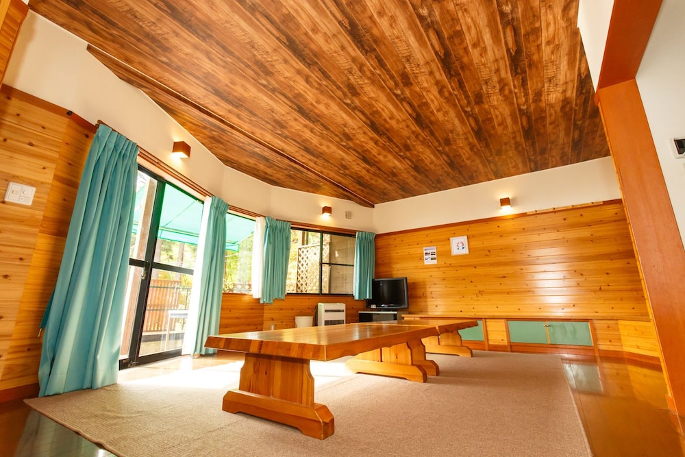コテージ C リビング エリア0 | 夢見る河口湖コテージ戸沢センター