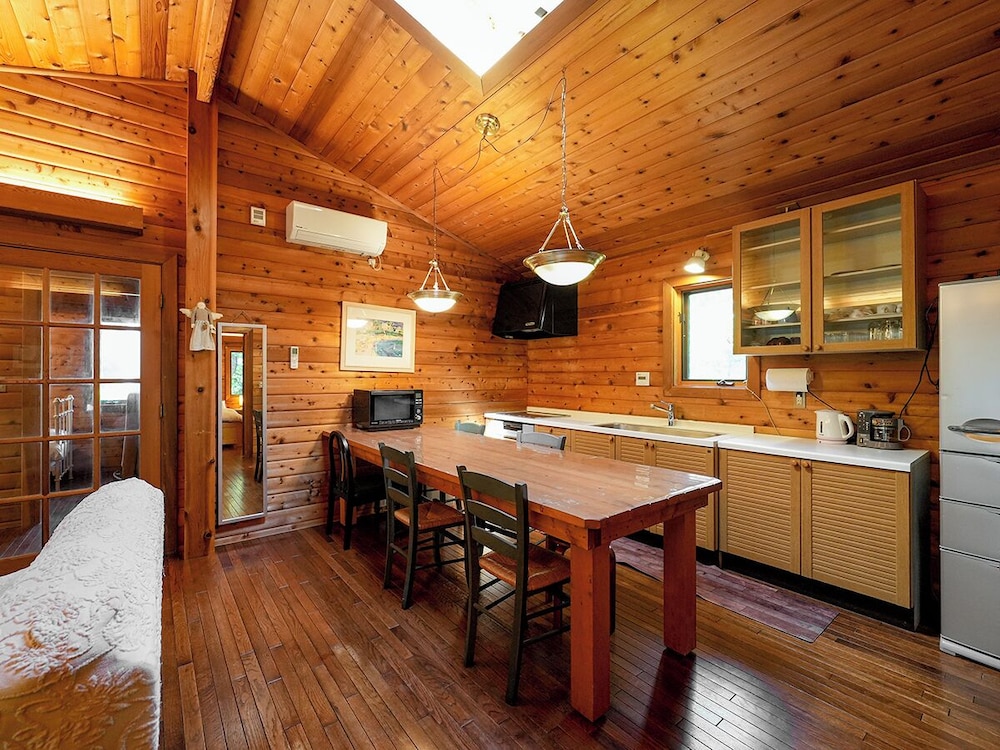 [貸切コテージ] おしゃれなログ調 -カール- 1-5名様 禁煙 客室内のダイニングエリア0 | ルネス軽井沢