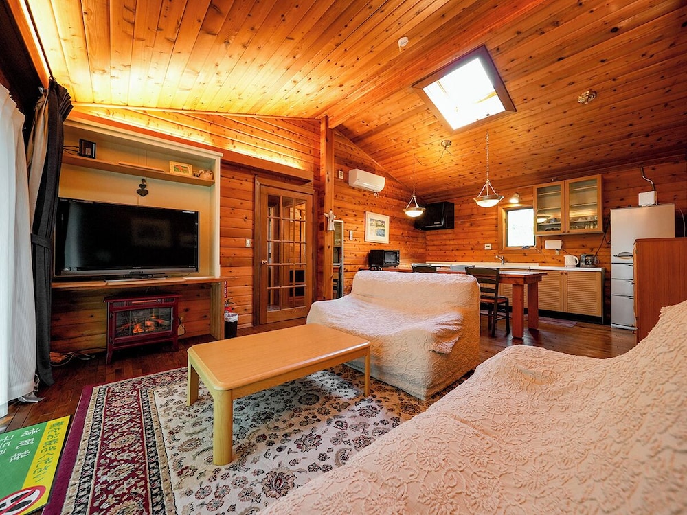 [貸切コテージ] おしゃれなログ調 -カール- 1-5名様 禁煙 リビング エリア2 | ルネス軽井沢