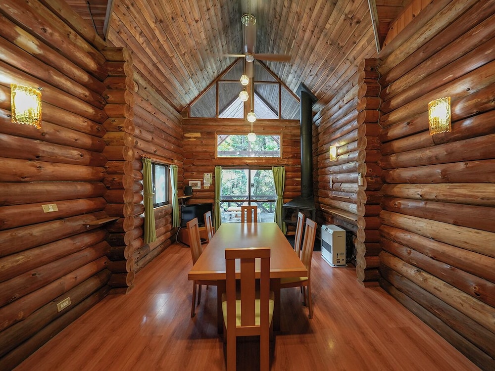 [貸切コテージ] 丸太がかわいい -カンパニュラ- 1-6名様 禁煙 客室内のダイニングエリア0 | ルネス軽井沢