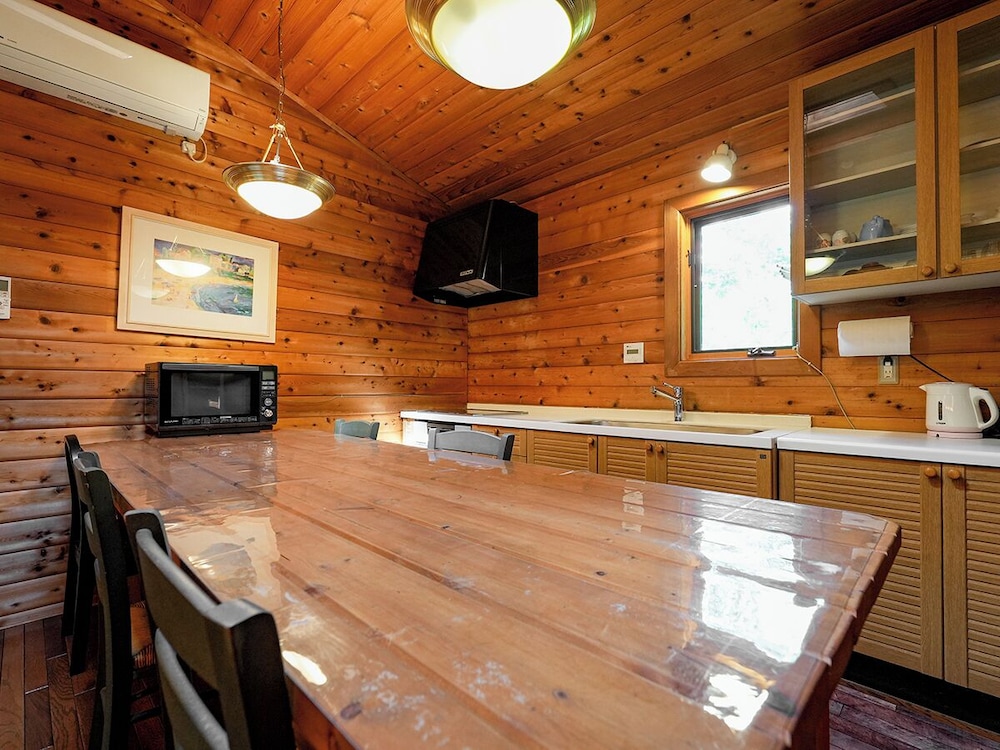 [貸切コテージ] おしゃれなログ調 -カール- 1-5名様 禁煙 客室内のダイニングエリア1 | ルネス軽井沢