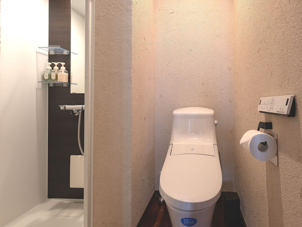 ツインルーム 別館 バスルームのシャワー0 | 町家ホテルおやど baison