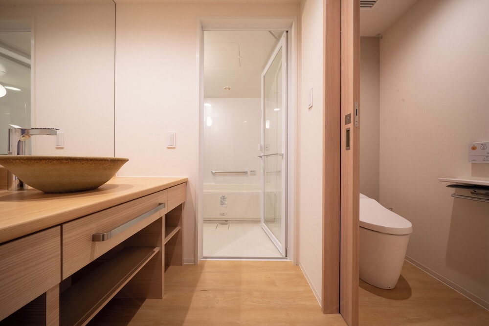 デラックス ツインルーム (3名利用) バスルーム2 | ホテルビスタプレミオ京都 和邸