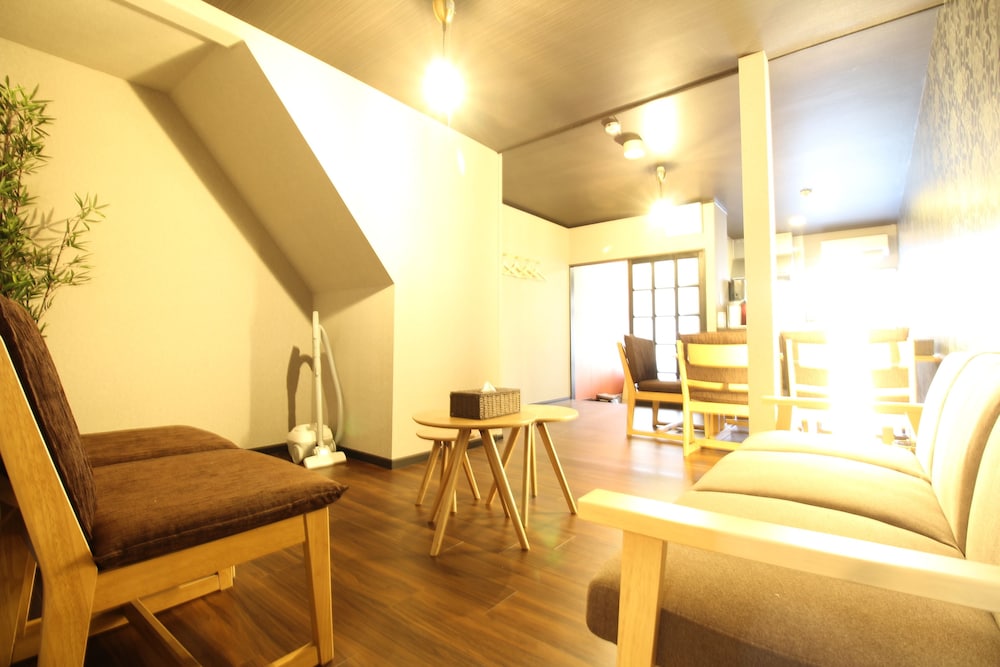 トラディショナル タウンホーム リビング エリア1 | 京都 京椿