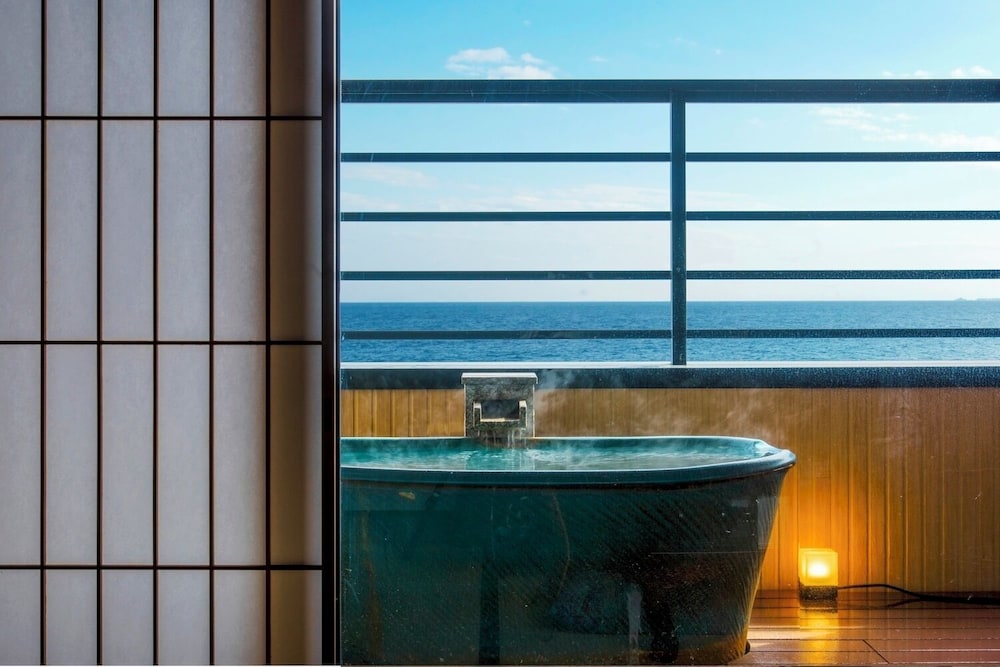 Japanese-style Room with Open-air Bath 客室1 | 石花海