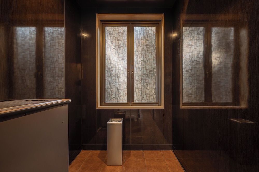 施設内の設備1 | Nest&Rise Osaka Namba Hotel